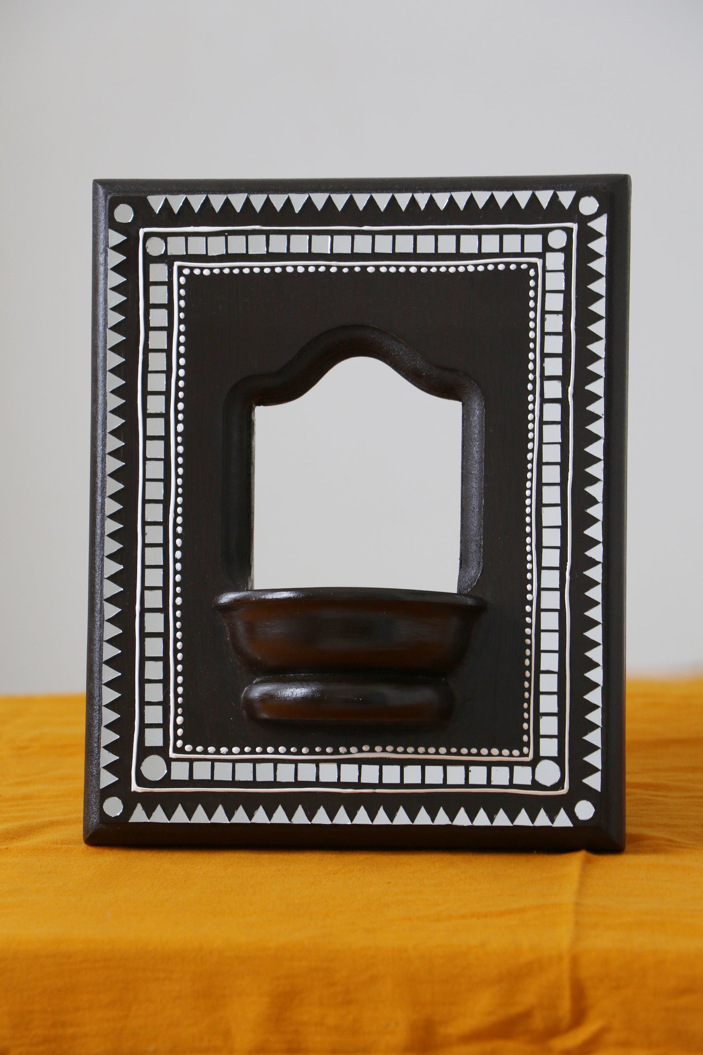 Lippan Art Style Maadam - Dark Brown - Bold Expression